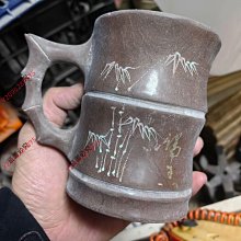 老木魚石茶杯，帶竹把手，杯身刻“中國木魚石”字樣，石材材質，造型獨特