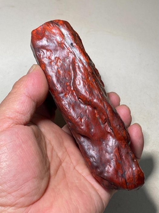 嚴選奇石原石紅伊丁，火焰山造型獨特漂亮，重531克，石質堅硬光滑