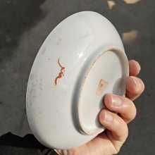 清代同治軋道粉彩盤，三開窗花卉紋飾，底款“同治年制”。盤面保存完整