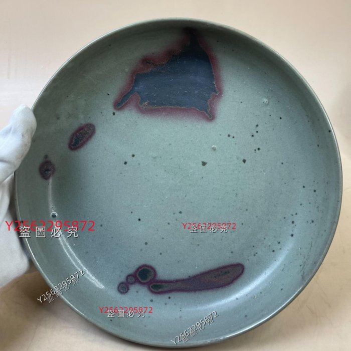 宋代老鈞瓷筆洗：‌釉色溫潤，表面分布細密開片（冰裂紋），盤身有不