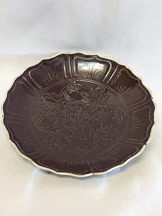 稀有國寶品種北宋黑定官窯黑單色釉盤內刻劃花芒口足底官字款瓷盤定窯創