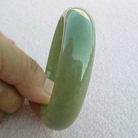 【歡喜心珠寶】【天然緬甸玉蘋果綠手鐲】玉鐲圍17.2圍「A貨附保証書」和「寶石鑑定書」種質細緻溫潤，色澤耀眼動人，超低價售出