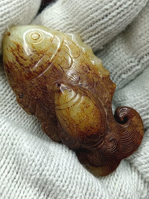 撿漏，戰汗和田白玉魚，料子雕工都不錯，有皮裂沁紋mm002500 懂行的來