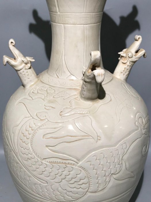 嚴選宋代定窯白瓷九龍瓶，細膩胎體與溫潤釉面完美融合，精湛工藝雕琢出