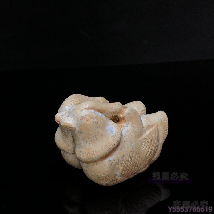 漢代圓雕鴛鴦掛佩和田玉因長期埋藏受沁表面形成“雞骨白” 呈現古樸的
