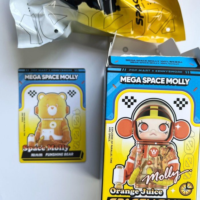 泡泡瑪特 mega space molly款，陽光熊拆盒未拆袋，卡盒齊全，正品購入-135610