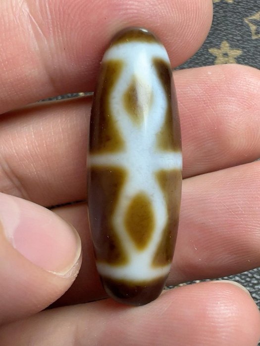 嚴選藏傳六眼天珠，天然白化金剛杵珠，內風化牛毛紋獨特紋理，牛奶與