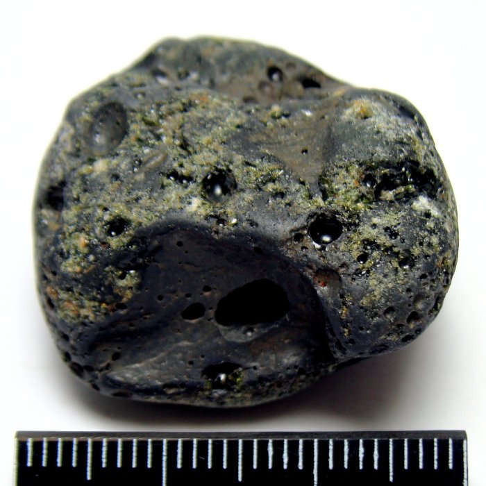 妙麗】月球玄武岩隕石/綠色玻璃質熔殼/Lunar meteorite/Glass