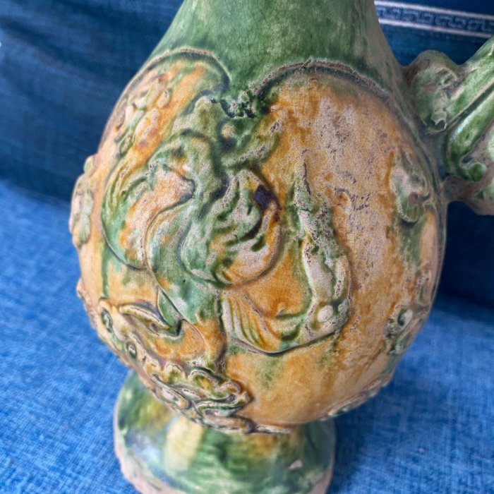 嚴選唐代三彩鳳紋執壺，高28cm，整體完好，局部輕微剝釉。釉色光亮，雕
