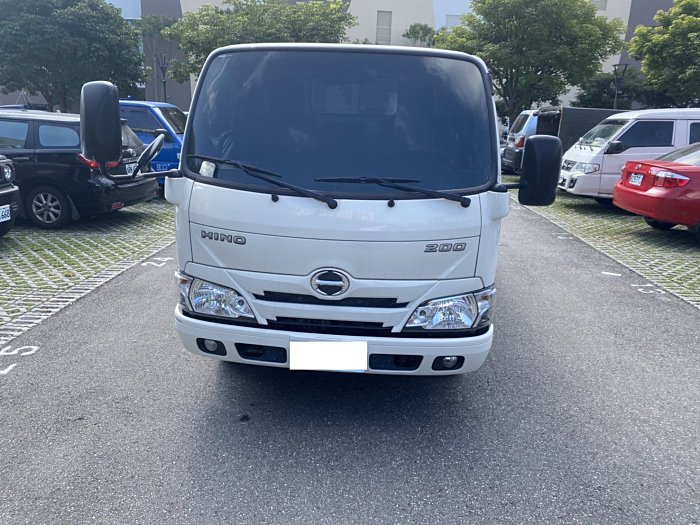 誠意出售 2021 HINO 200 跑6萬 車況我把關你負責喜歡 己認證完成