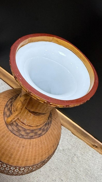 嚴選日本回流上世紀竹編雙耳大花瓶，內膽白瓷，做工精細上乘。全品未