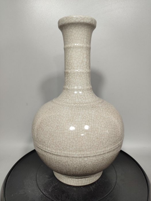 清代乾隆年仿哥窯弦紋瓶，全品無瑕，高30公分，直徑13公分，釉面細膩勻