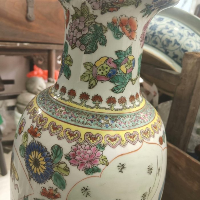 中国，花瓶 ，景德镇，時代物，粉彩 ，大壷　，大花瓶　，大甕　，蓋付き 六十年代開窗粉彩大花瓶】景德鎮品，粉彩畫工一流，造型規整，釉面潤澤