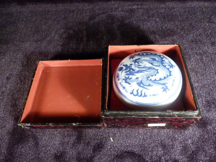 八寳印泥 珍品 古玩軒~乾隆年製青花漳州八寶印泥.漆器原盒(非西冷印社印泥.潛泉