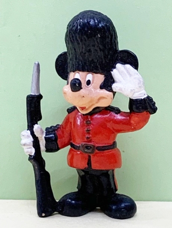【震撼精品百貨】Micky Mouse 米奇/米妮 ~公仔擺飾~米奇英國#65412