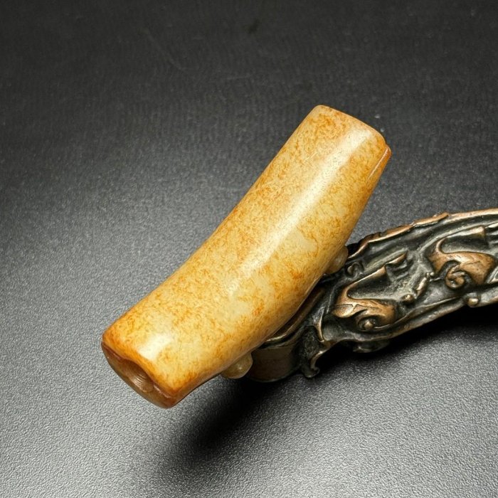 和田玉雕刻精美玉質溫潤細膩仿高古玉品類）器主體為玉豬龍，是新石器