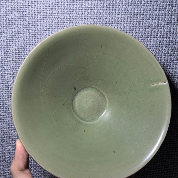 嚴選宋代東溝窯青釉碗，獨特窯裂添古雅風采，直徑19.6公分。瓷器收藏