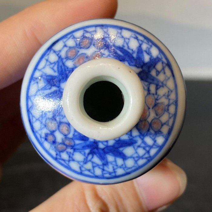 清中期，青花釉里紅文官審案圖鼻煙壺高8.1cm底款大清雍正年制品相瓶身