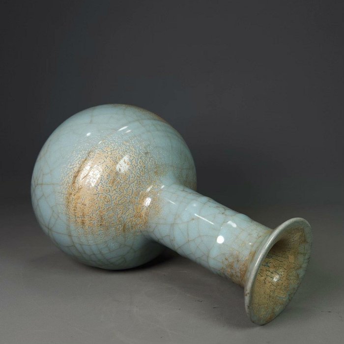 宋代汝窯開片盤口瓶，釉色天青溫潤，高22公分寬13公分，開片自然，胎質