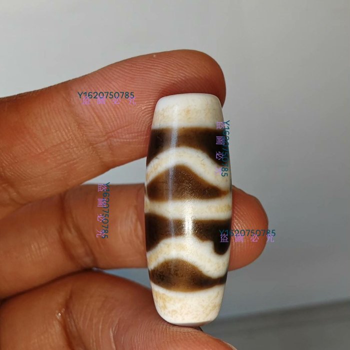 一顆藏區回流天珠，和西亞線珠很像，水紋圖騰的天珠代表水的能量，水紋