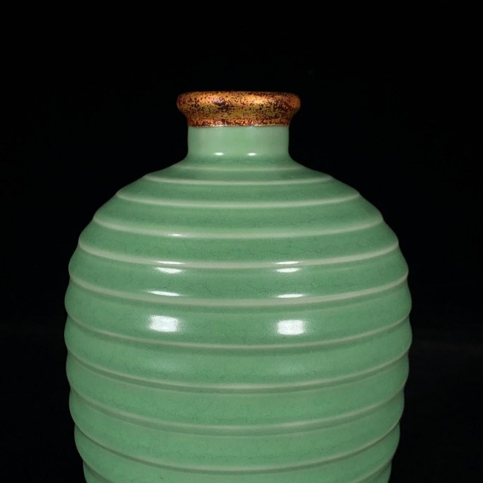 宋龍泉窯梅子青釉包口銘文弦紋梅瓶，高21.5直徑12.5cm，35059 汝窯建窯
