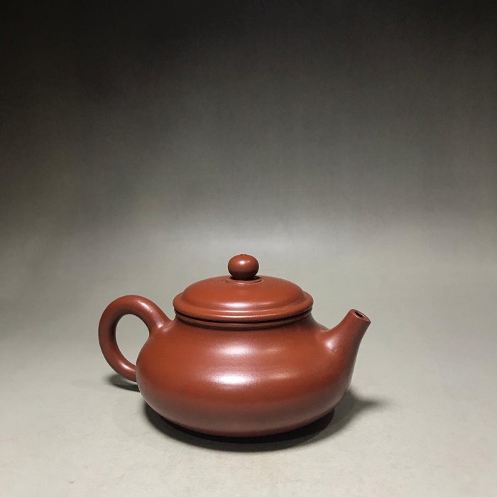 中国古美術・原鉱清水泥大紅袍紫砂壺・底款：顧景舟 范曽・紫砂壺・急須・茶壺・茶道 珍藏紫砂壺品茗：容天底款：顧景舟材質大紅袍容量：260cc 出水孔：球孔