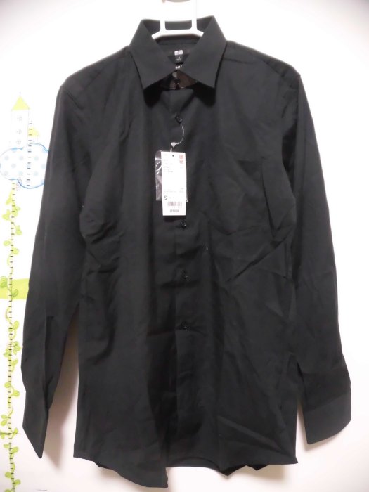 衣市藍~UNIQLO 彈性長袖襯衫 (S~全新吊牌~黑~) (230430)