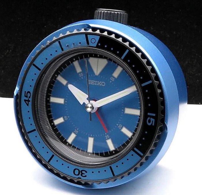 SEIKO CLOCK 精工新款水鬼鉅齒外框鮪魚罐造型貪睡滑動式秒針靜音鬧鐘