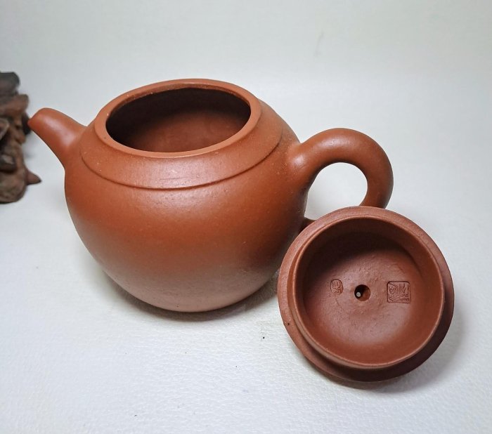 免運〕早期宜興紫砂壺／工藝美術師吳建芬／7孔出水240CC /全壺完整