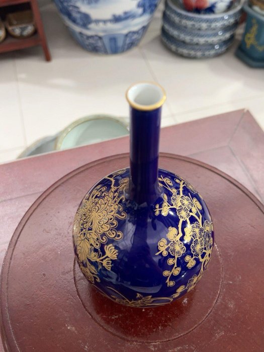 景德鎮寶石藍釉霽藍描金膽瓶，純手工繪梅菊紋，釉色深邃如冰，金線流暢