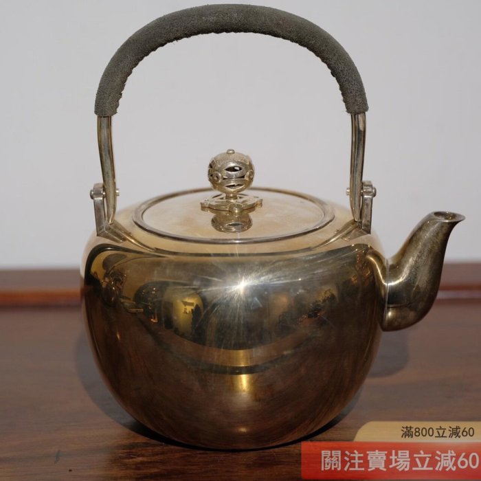 日本純銀湯沸器型經典圓潤飽滿，工藝精細提手皮制隔煮茶煮水很實用容量