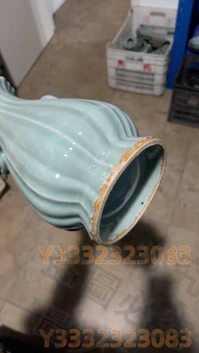 龍泉窯雙耳瓶豆青釉瓶身瓜棱紋飾造型典雅大方釉色溫潤均勻胎質細膩瓶身