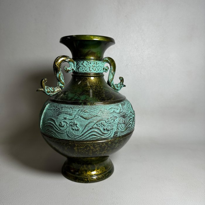 古玩輕鬆拍】老日本高岡銅器金工師龍仙作螭耳浪鶴雕青銅花瓶/鑄銅花器