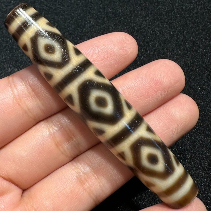 嚴選臺灣工藝精品牙黃金剛虎牙九眼天珠，尺寸約77.5x14.8mm，適合收藏