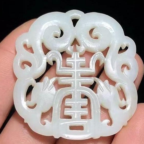 嚴選明清和田白玉雙龍佩，質地純淨密度高，雕刻工藝精湛圓潤，適合收藏