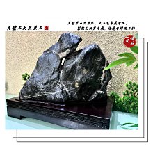 嚴選靈璧石天然原石，山水雲巒盡收一石，品味自然雄奇之美。尺寸：長