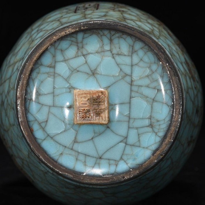 宋官窯冰裂紋包口刻詩文盤口瓶，高24釐米，直徑11釐米，2004619 建窯