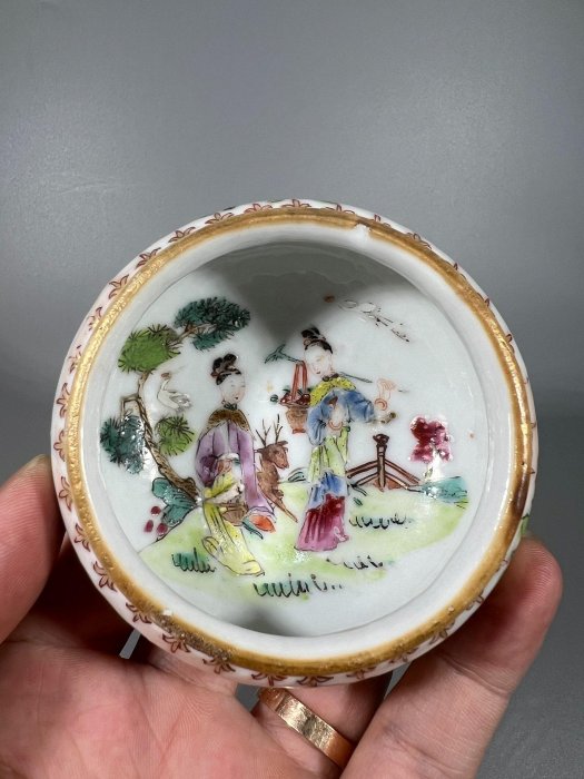 清乾隆早期粉彩麻姑仙壇三足鼎式琴爐尺寸口徑6.6厘米，高度4.2厘米品相 