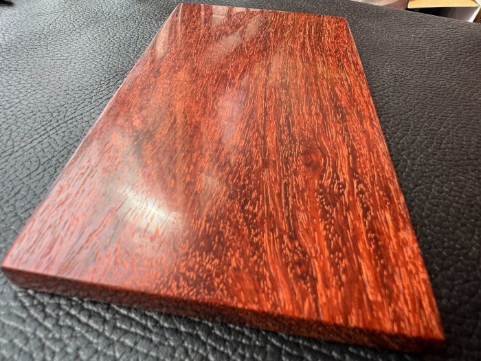 印度小葉紫檀爆滿金星牛毛紋獨板這塊印度小葉紫檀獨板，造型簡約規整