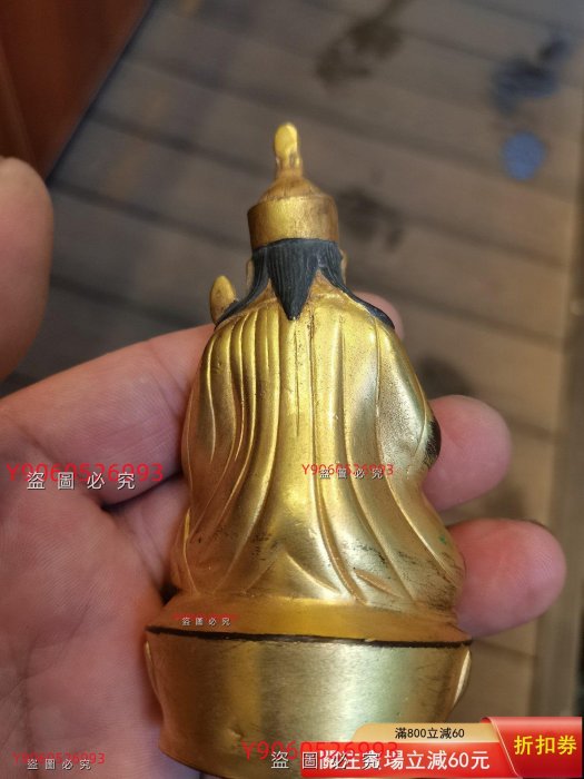 藏傳銅鎏金蓮花生大師像，高10厘米，工藝精湛，表情祥和。佛像手持法器