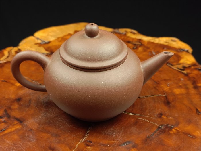 ∼壺風茶道~24025《宜興紫砂中國宜興印蓋款秀春水平壺》180 cc ~宜興