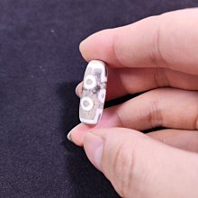 よーこ瑪瑙　銀線白毫天珠　2-207 二手】臺工供白豪七眼天珠尺寸：29*11左瑪瑙材質優秀顏色也特別