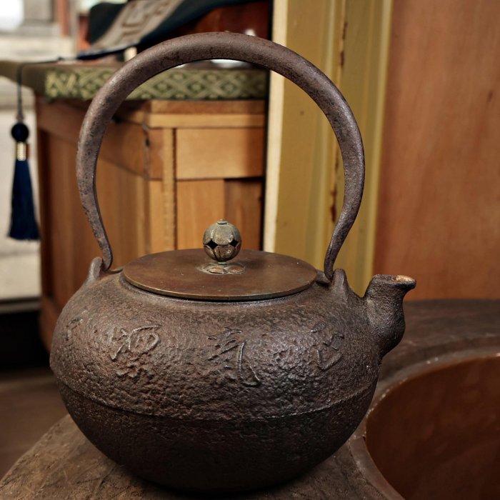 鉄瓶 龍文堂造 茶道具 霰 華摘み 時代物 在銘 美術品 ☆龍文堂