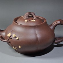 六七十年代董玉鳳作矮梅報春紫砂壺，長21厘米，高9厘米，全美品，蓋款