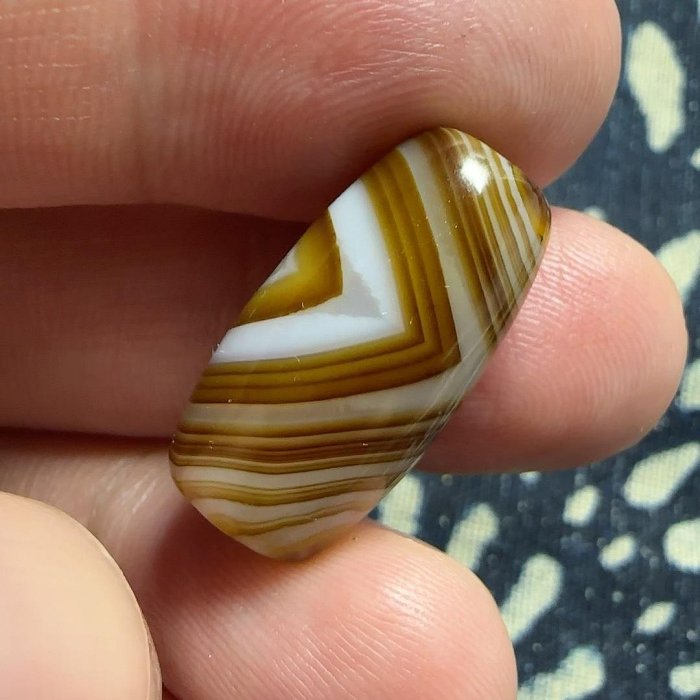 嚴選纏絲瑪瑙天珠，仿若靠山鎮宅好物，尺寸22.6×12mm，適合收藏家。纏