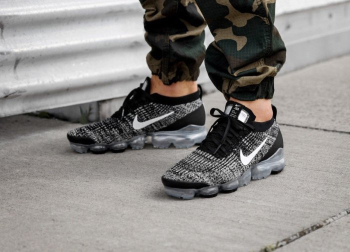 vapormax flyknit 3 oreo on feet