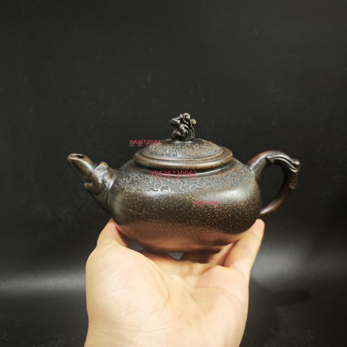 中国古美術・原鉱古銅泥龍鳳呈祥紫砂壺・底款：武陵芸人 蓋款：顧景舟・紫砂壺・茶壺 底款：顧景舟品名：龍鳳壺泥料：古銅泥容量:400cc左右尺寸:如圖【雅藏