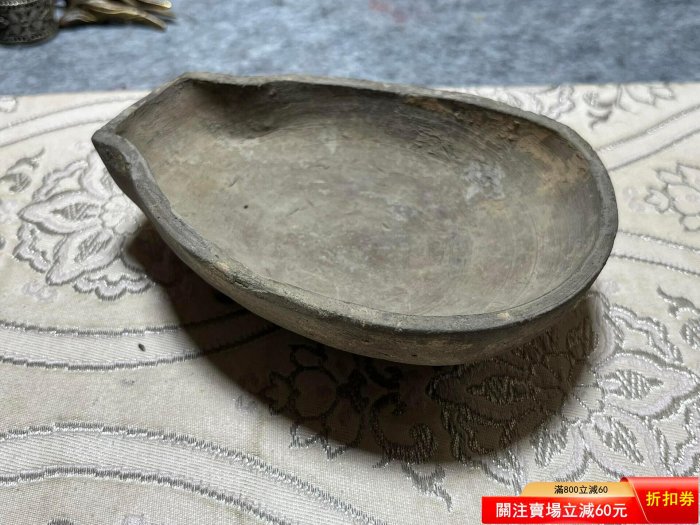 唐三足陶硯，澄泥硯，形制規整，文氣十足，！這種陶硯兩足居多，三【漢