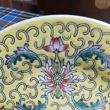 景德鎮60年代粉彩萬壽碟，草帽底款釉面瑩潤，使用痕顯現輕微脫彩，品相