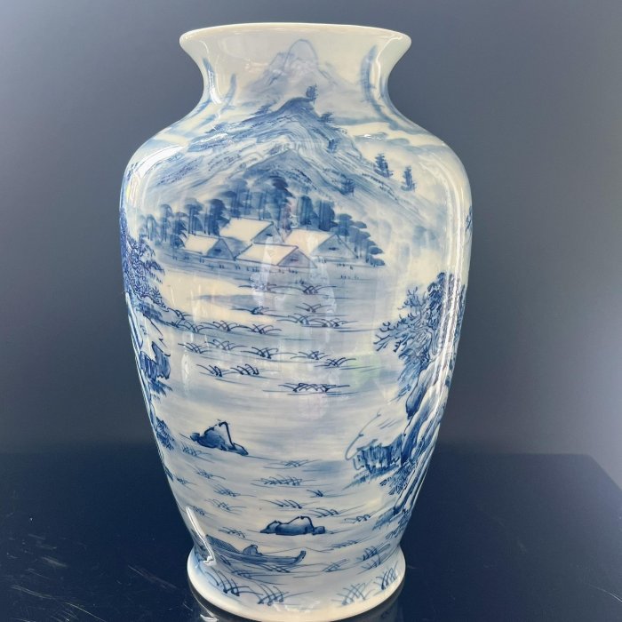 日本手工純青花瓷花瓶，峰山作風精美細膩，16寸高雅典範。-96466